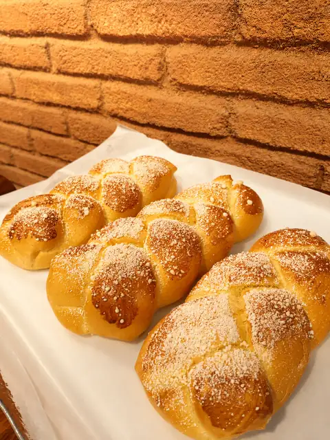Pães artesanais recém-assados da Padaria Vila Tirol