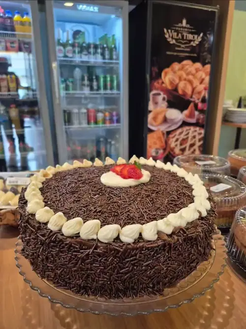 Bolo de chocolate confeitado da Padaria Vila Tirol