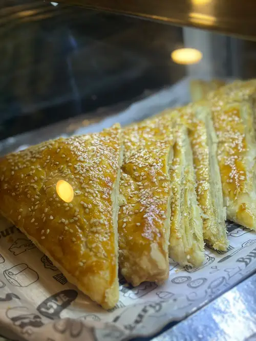Queijadas folhadas com gergelim da Padaria Vila Tirol
